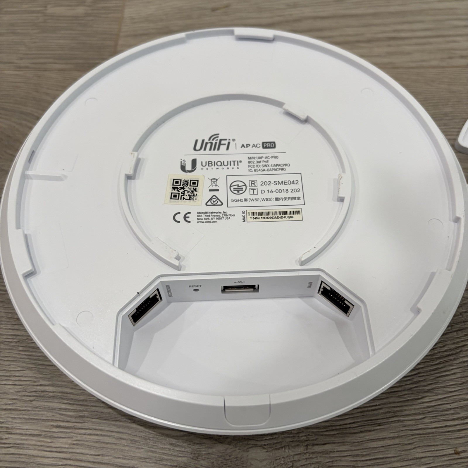 Ubiquiti Unifi AP AC PRO (UAP-AC-PRO-US) 802.11ac Wireless Access Point