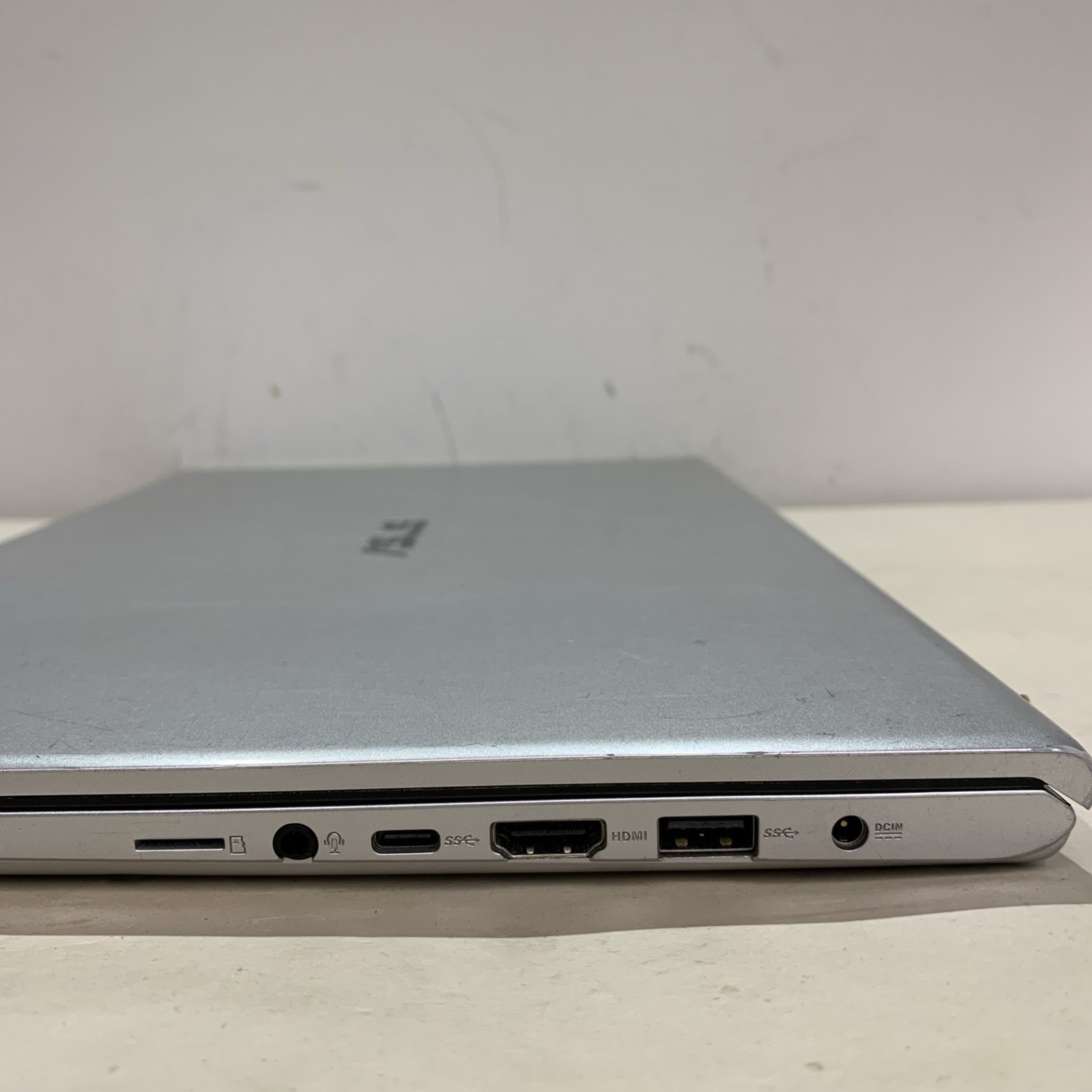 Asus Vivobook 15 X512D 15.6″ AMD Ryzen 5 3500U 8GB RAM 256GB SSD Win11 Home