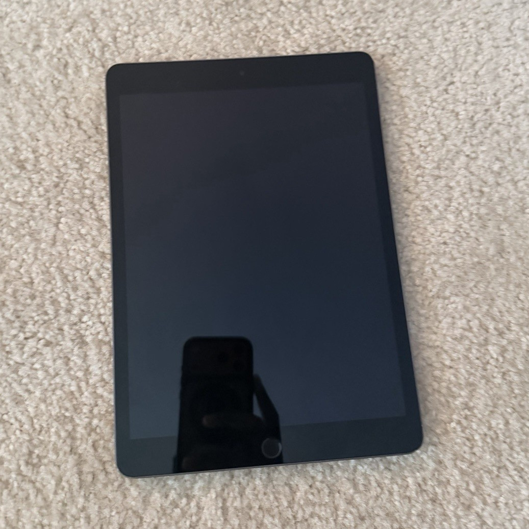 Apple iPad 9th Gen 10.2in 64GB Gray Wi‑Fi Tablet MK2K3LL/A Used