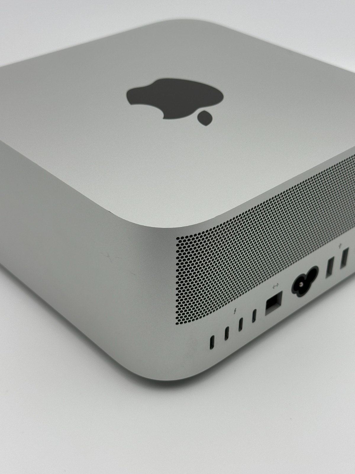 2022 Apple Mac Studio M1 Max Chip 32GB 512GB SSD 24-Core GPU Silver MJMV3LL/A