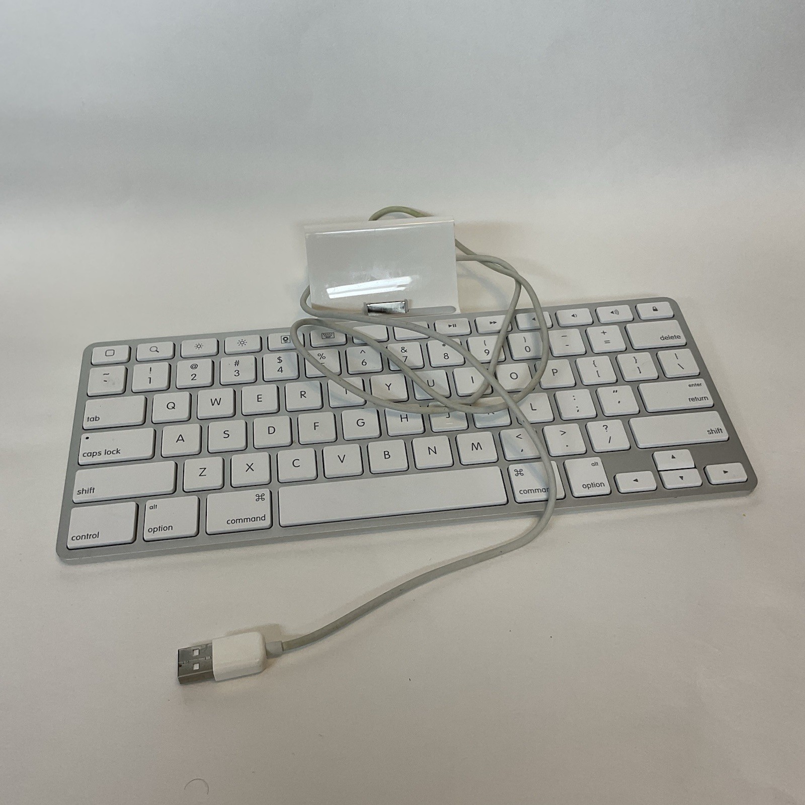 Apple OEM A1359 Keyboard Dock for Apple 30-pin Connector iPad iPhone MC533LL/A