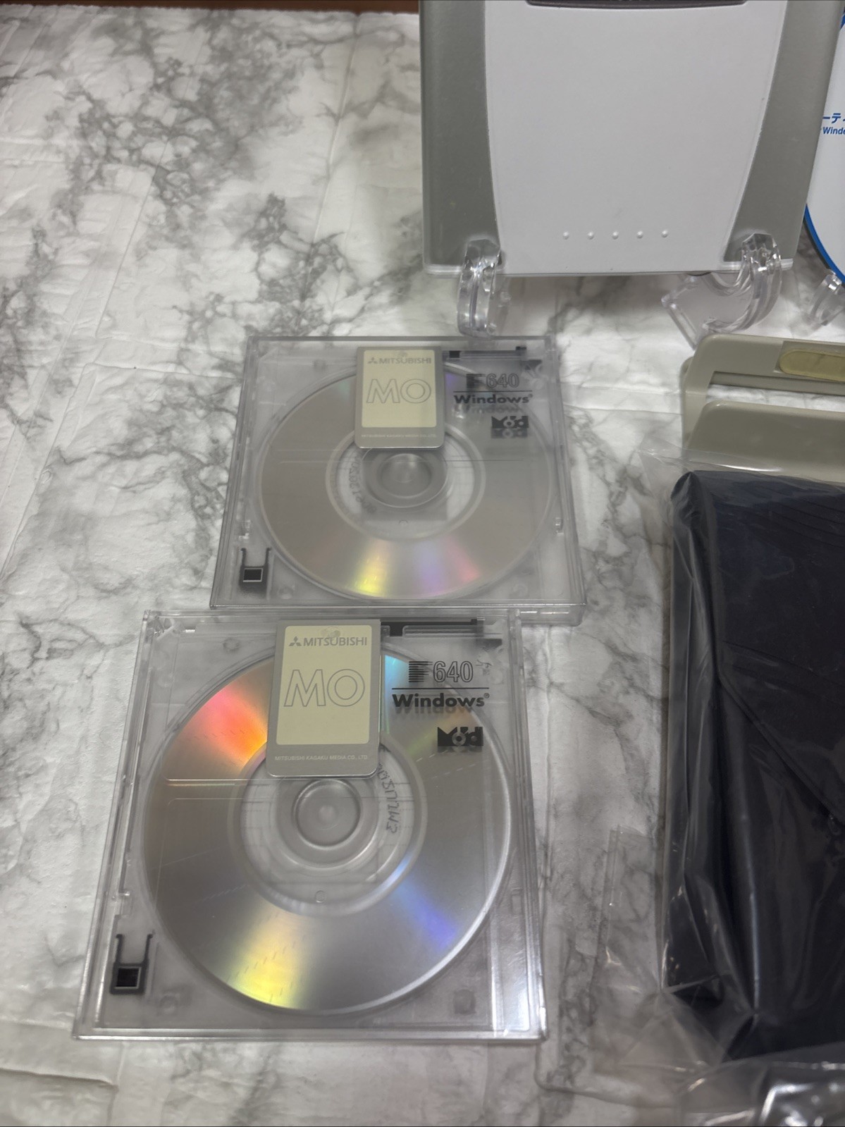 FUJITSU DynaMO 1300U2 Pocket DMO13PT2S 1.3GB MO disk compatible MO drive