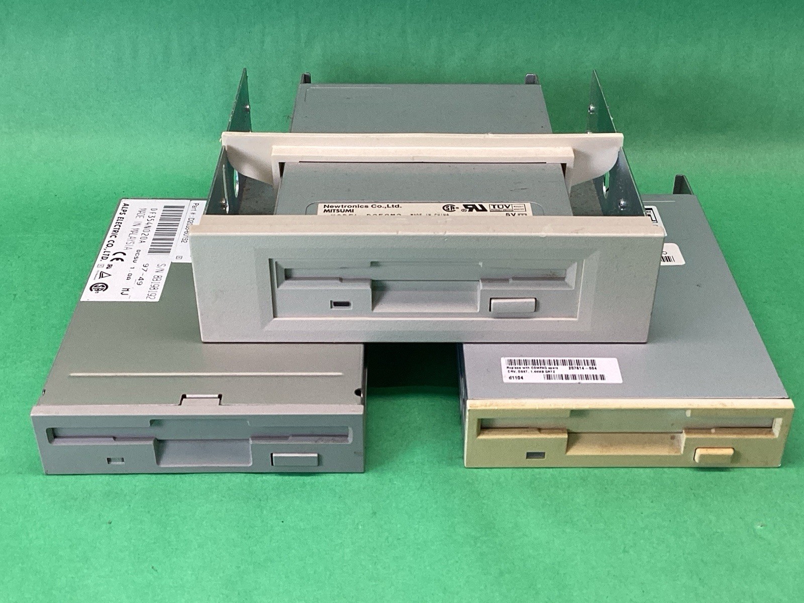 x3 Beige 3.5” Internal Floppy Drive Citizen Alps HP Mitsumi UNTESTED – LOT OF 3