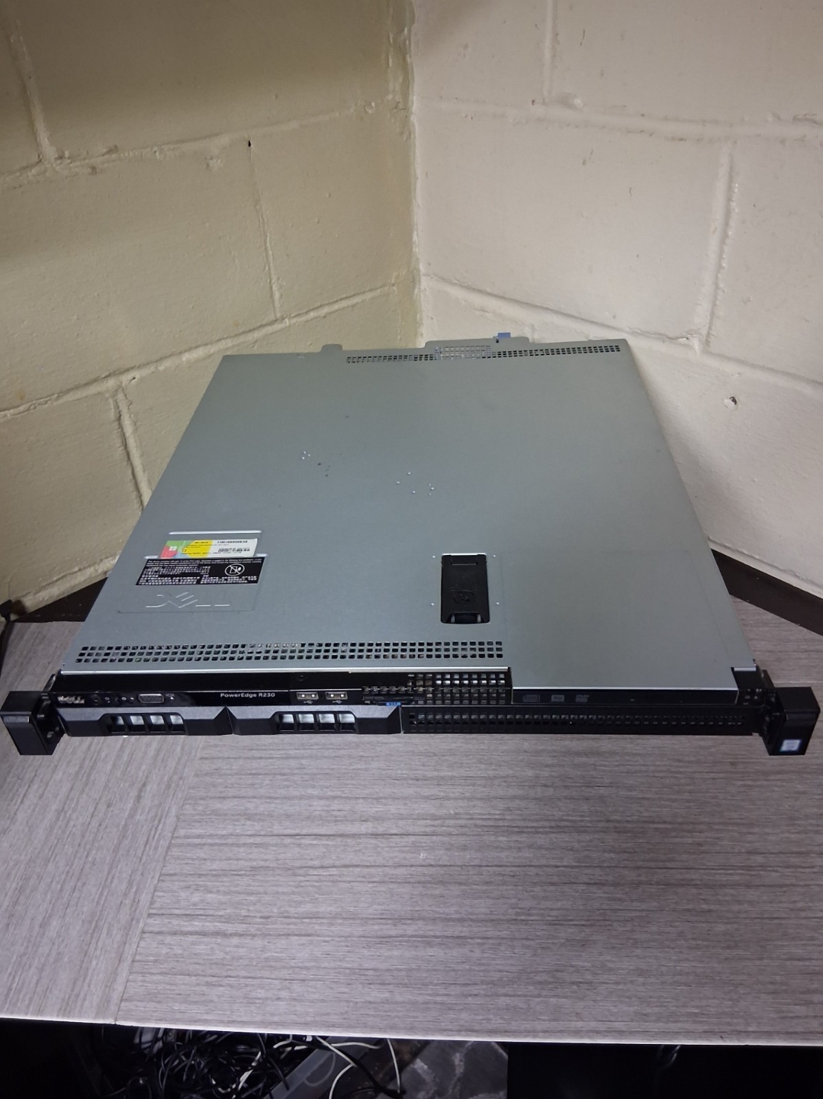 Dell Poweredge R230 Xeon E3-1230 v5 3.4GHz- 8gb- 2 3.5″ Drive bays w/ caddies