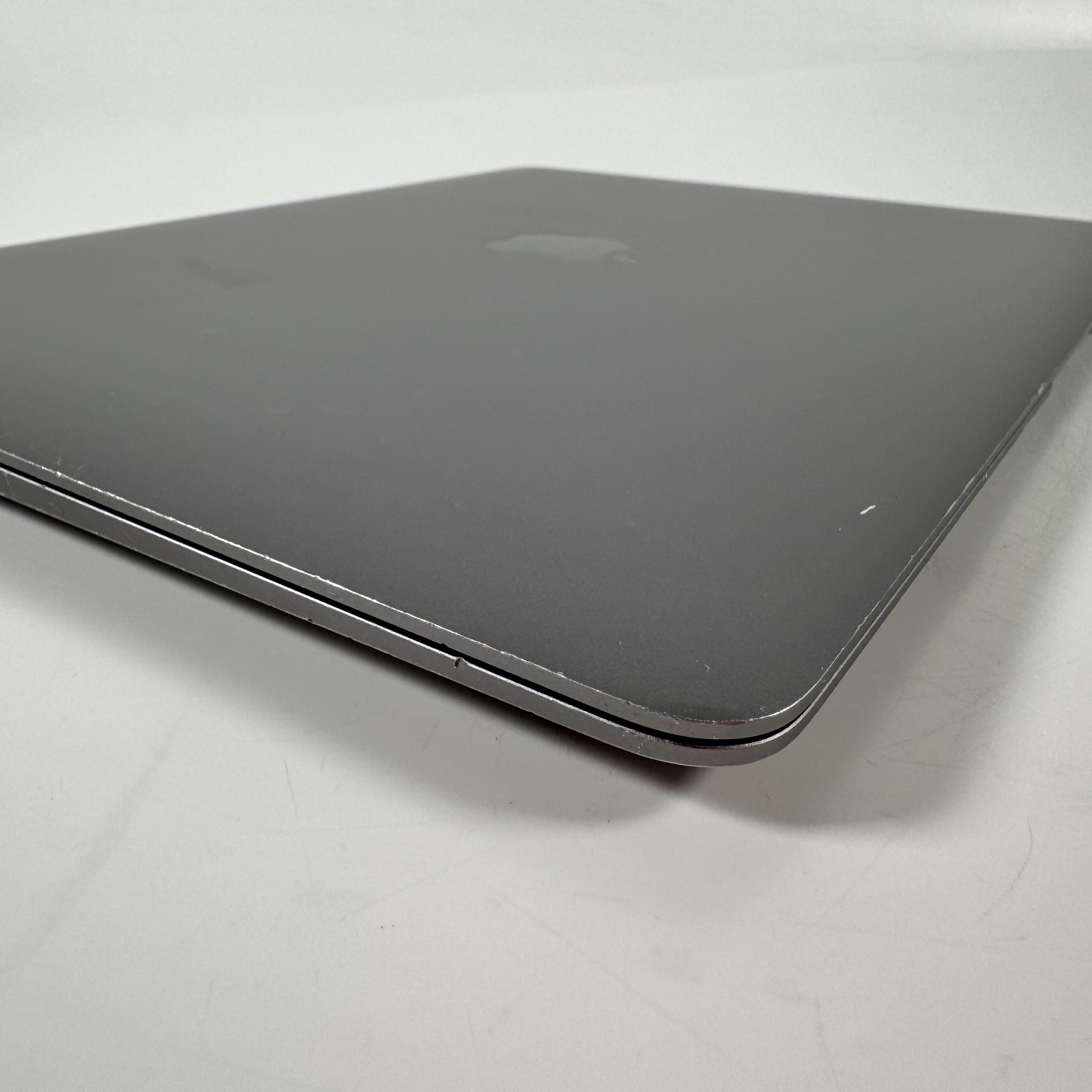 Apple 2020 13″ MacBook Air M1 7-Core GPU 256GB 8GB MGN63LL/A | D Grade