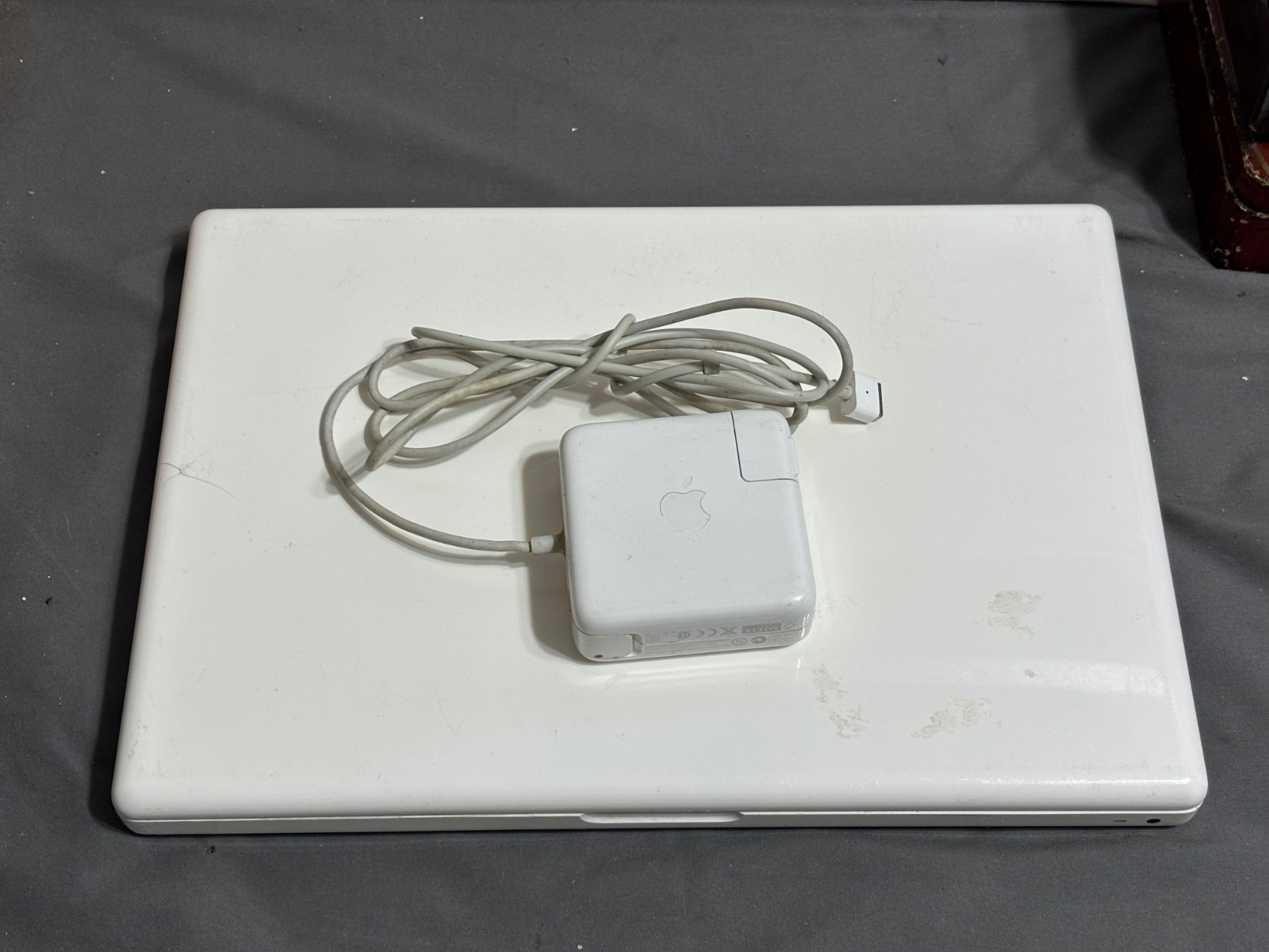 Vtg APPLE 13″ MACBOOK 160GB OS-X Laptop computer A1181 2G RAM 1.83MHz Core Duo