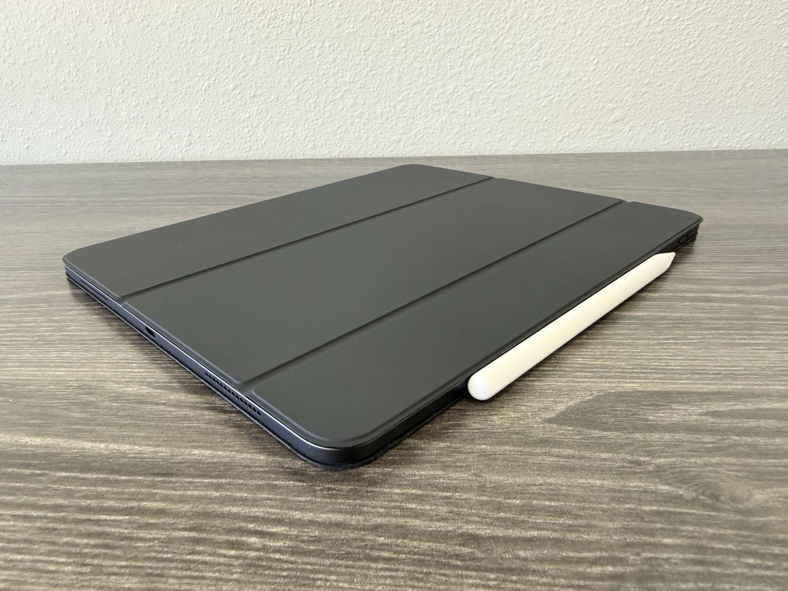Apple iPad Pro 13-inch 256GB Wi-Fi Bundle, Apple Pencil Pro & Smart Folio Case