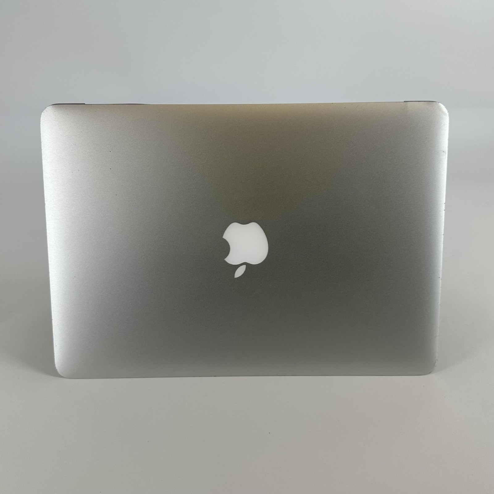 MacBook Air 13 Silver 2015 1.6 GHz Intel Core i5 5th Gen. 4GB 128GB Bent Frame
