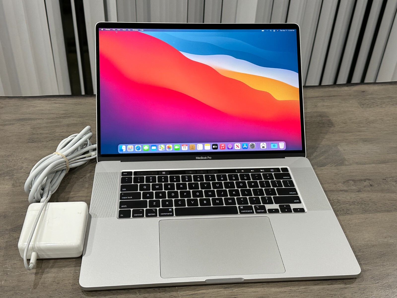 Apple MacBook Pro 16 (512GB SSD, Intel Core i7 9th Gen., 2.60GHz, 32GB, Radeon