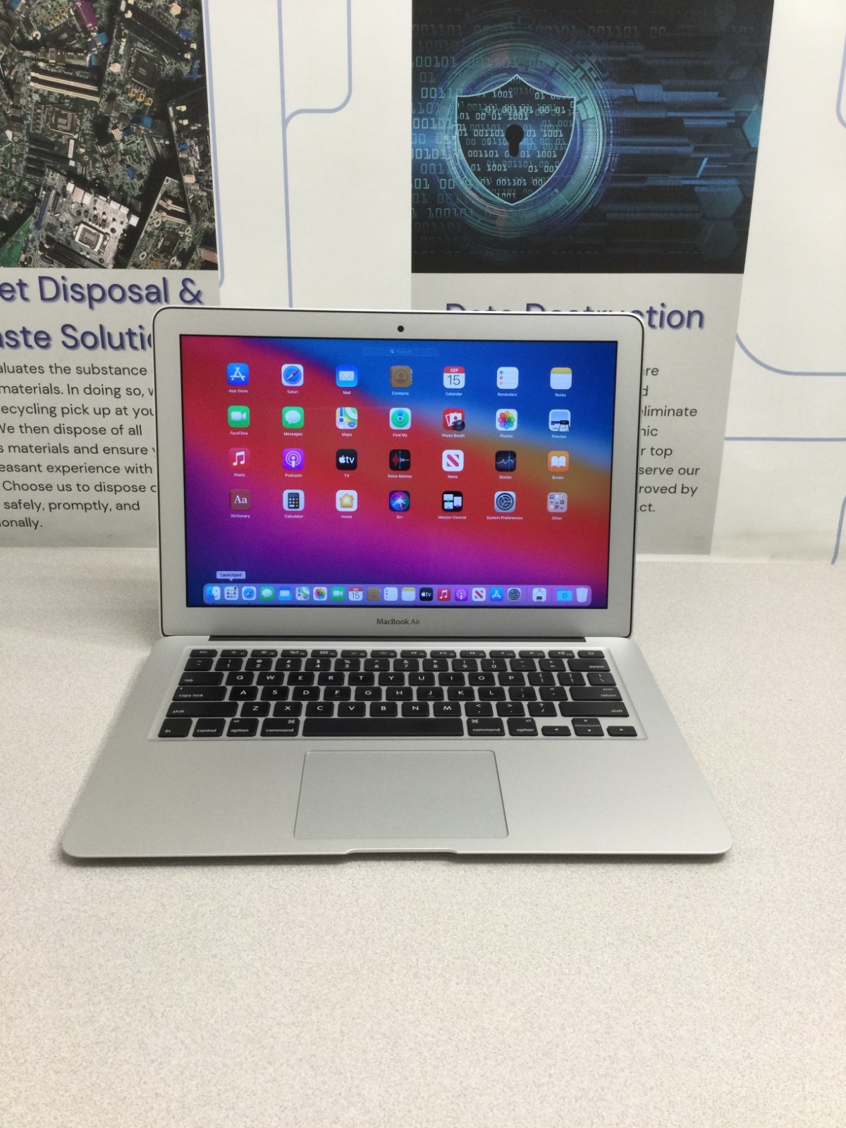 Apple MacBook Air 13.inch (128 GB SSD, Intel Core i5 5th. Gen., 1.6GHz, 4 GB RAM