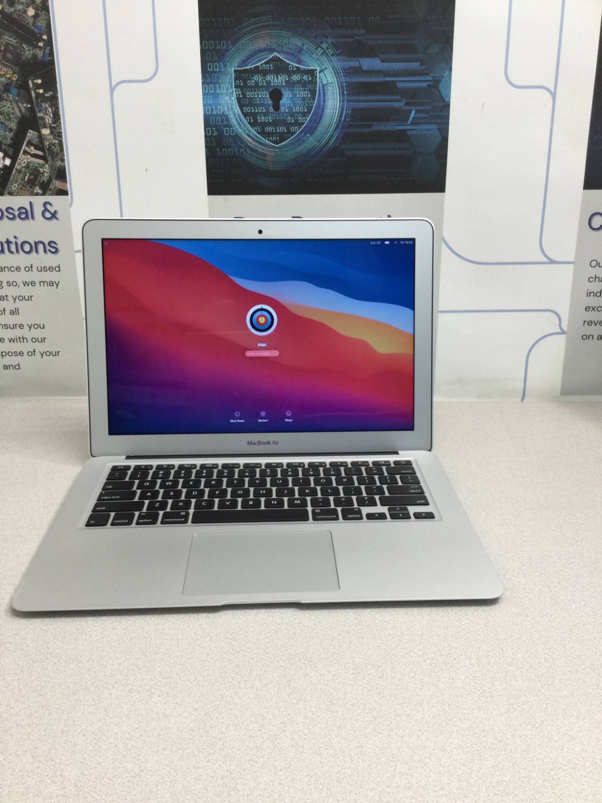 Apple MacBook Air 13.3″ 128 GB SSD, Intel Core i5 5th Gen., 1.6 GHz, 4 GB RAM