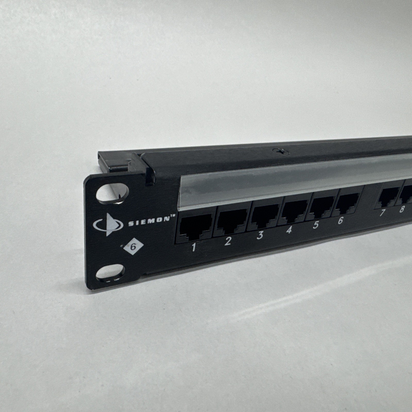 Siemon HD6‑24 Cat‑6 Patch Panel 24‑Port Flat • 250 MHz Performance • 1U Rack