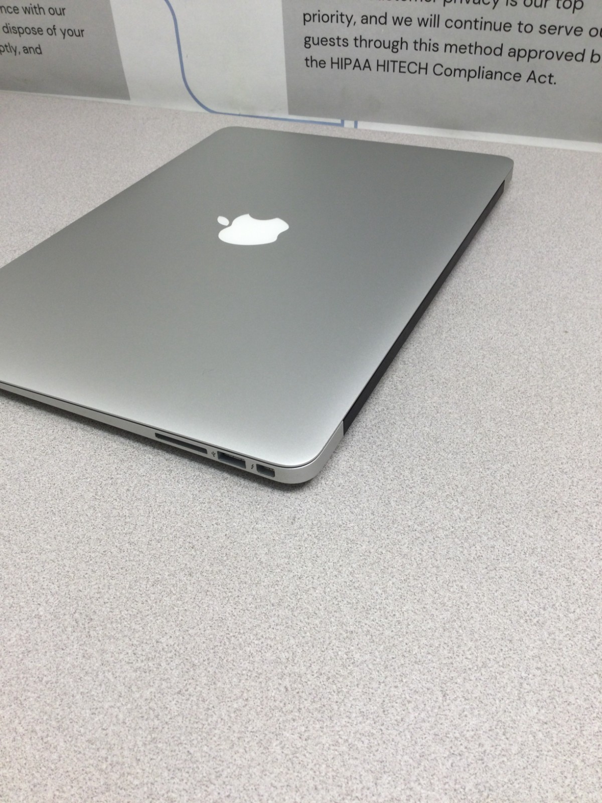 Apple MacBook Air 13.inch (128 GB SSD, Intel Core i5 5th. Gen., 1.6GHz, 4 GB RAM