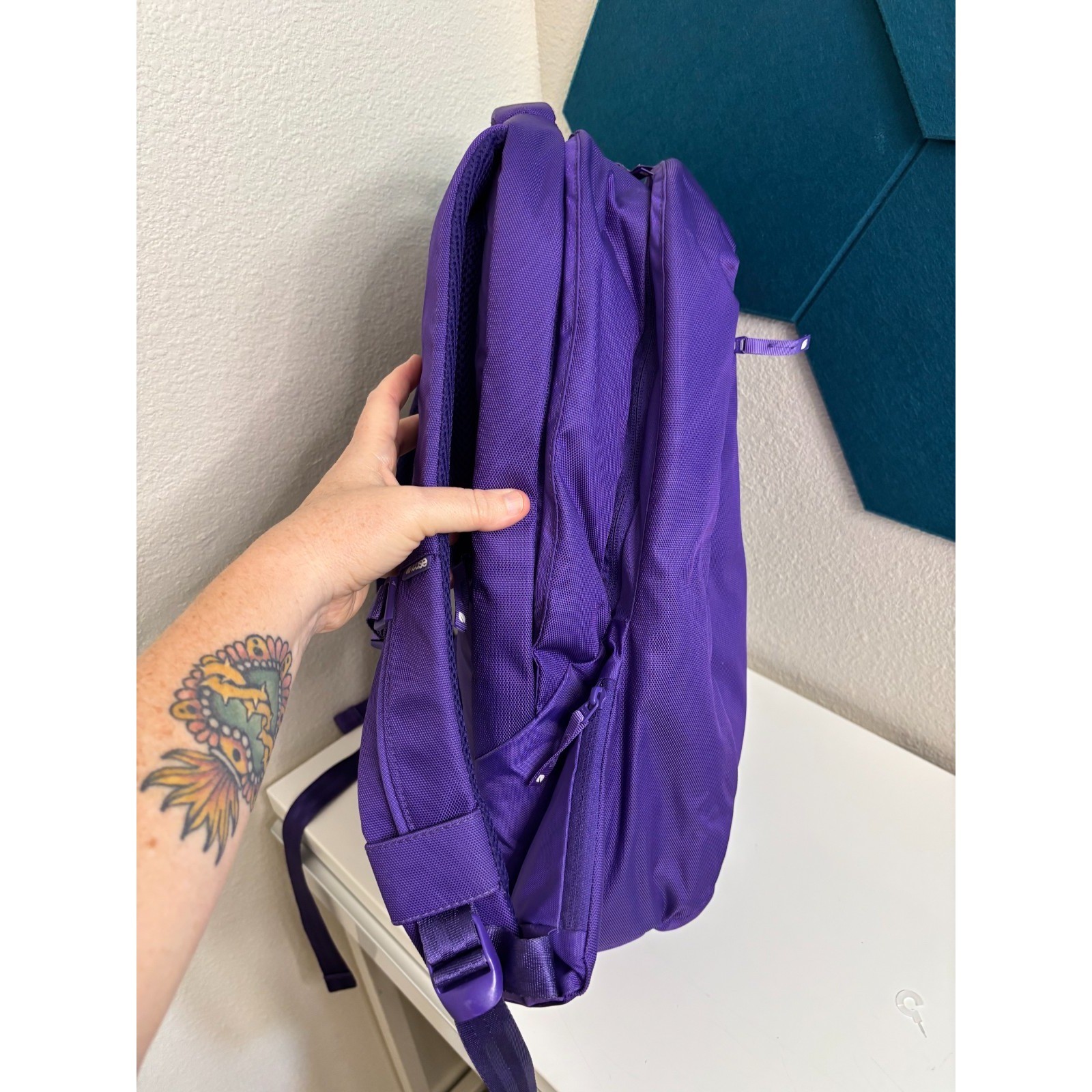 Incase Purple Laptop Backpack Padded Sleeve Deluxe Pockets Macbook 17″ EUC