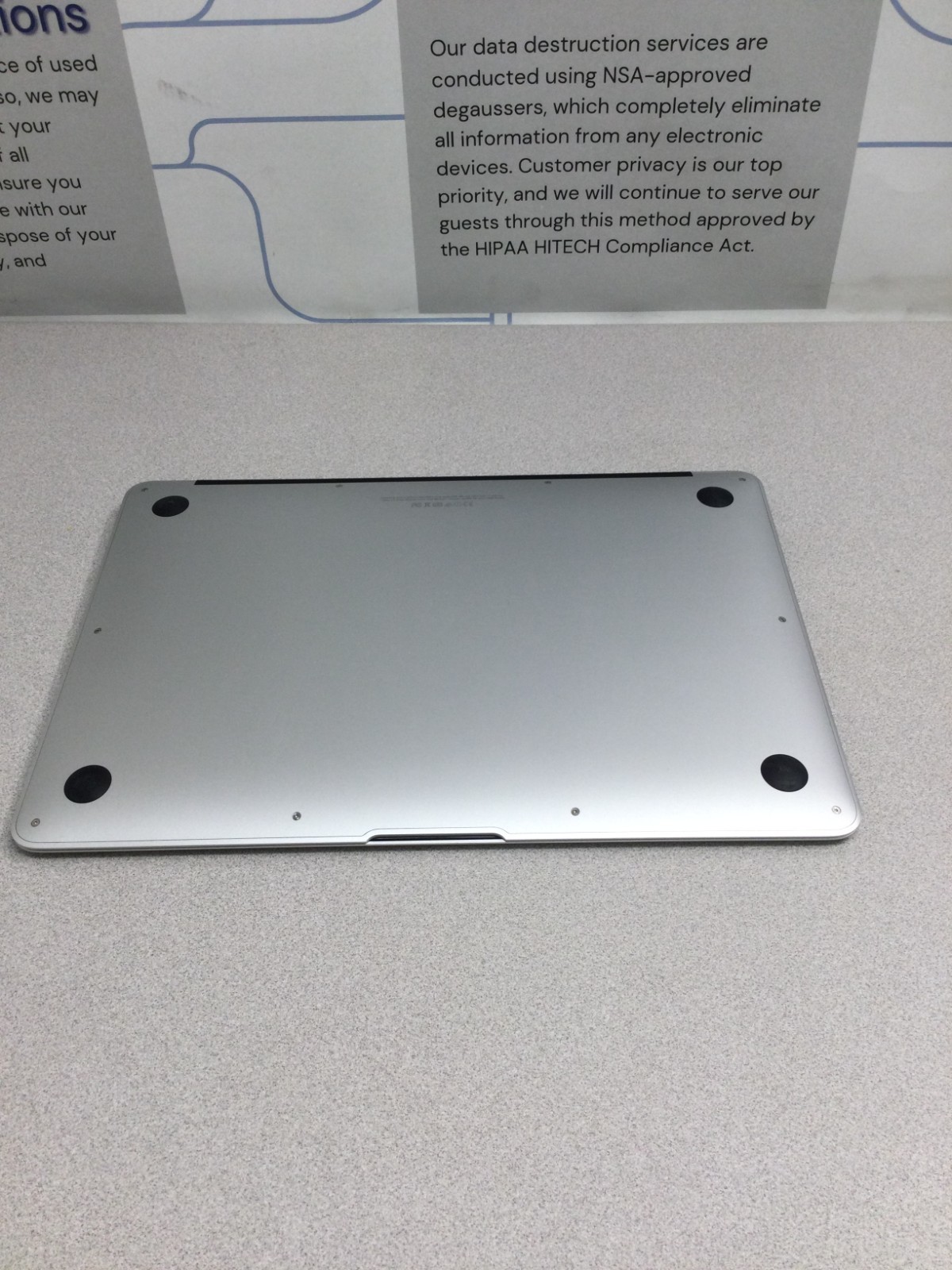 Apple MacBook Air 13.inch (128 GB SSD, Intel Core i5 5th. Gen., 1.6GHz, 4 GB RAM