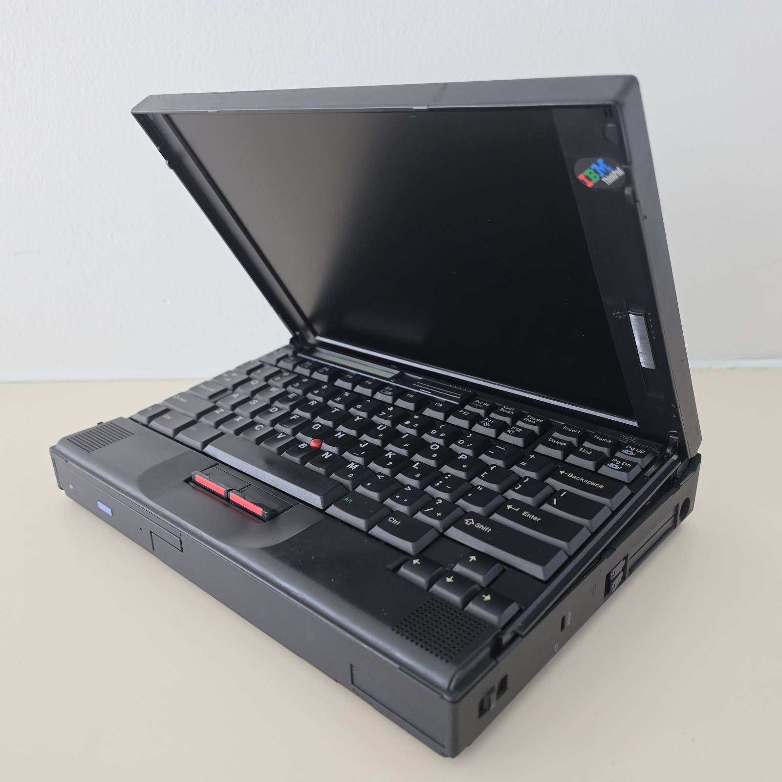 RARE Vintage 12.1″ IBM ThinkPad 760E Laptop – Intel Pentium 72MB RAM 1.33GB HDD