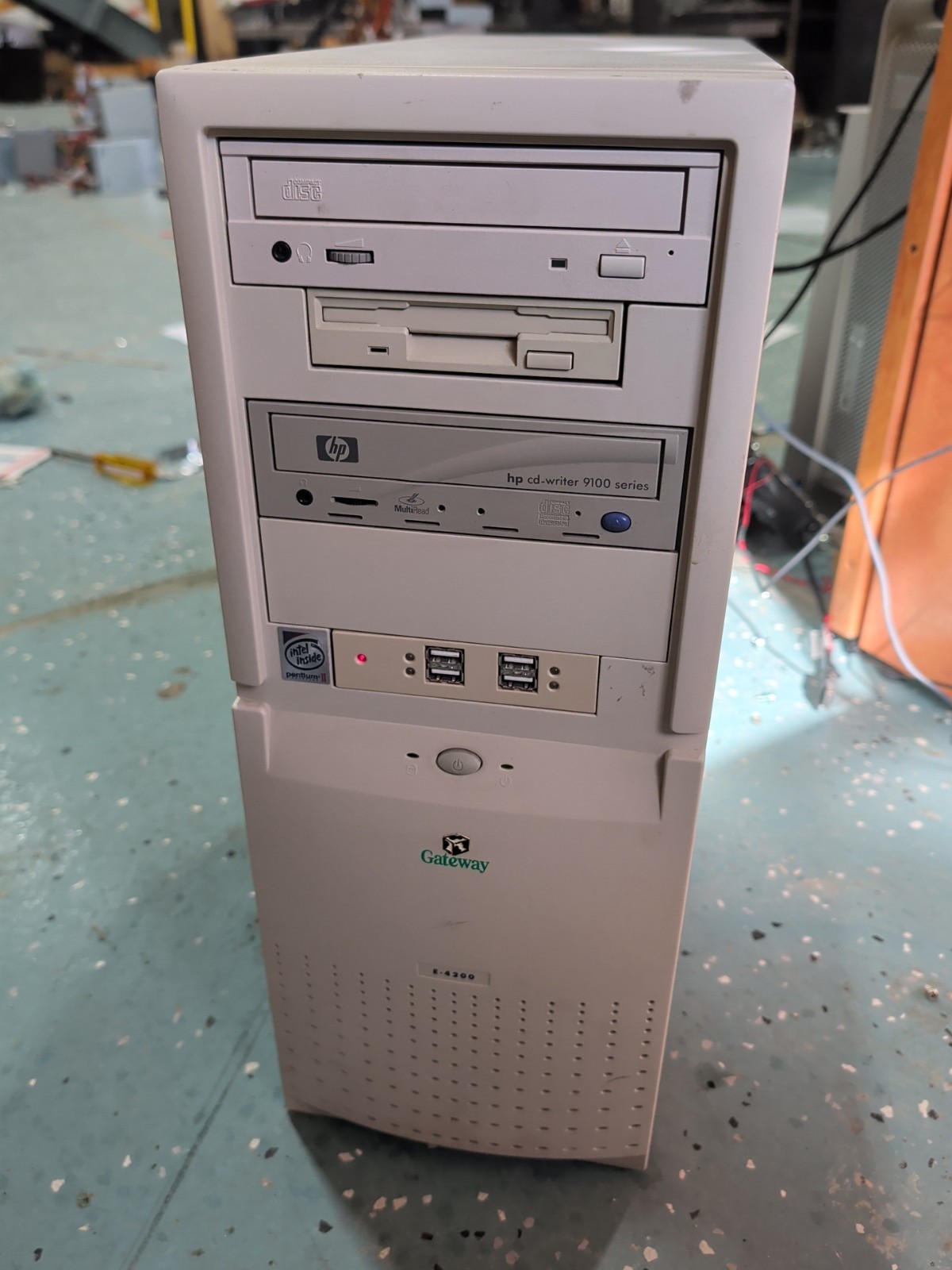 Vintage Gateway E-4200 Retro Gaming PII 350 Mhz 320 MB Ram, 40 GB HDD, XP, ATI