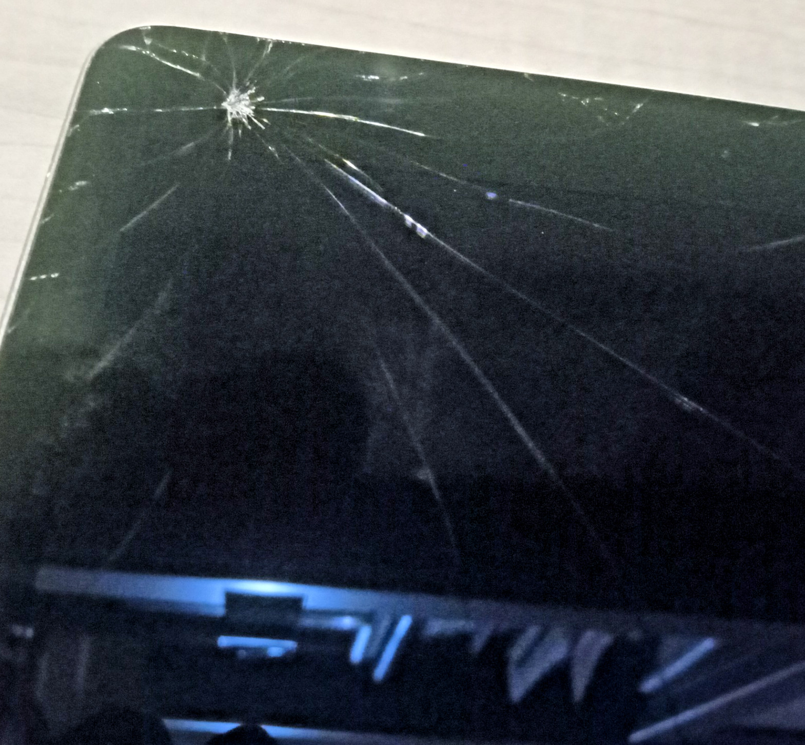 Apple ipad Air 2 Model 1566 Broken Screen