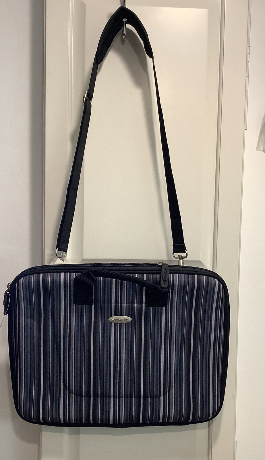 Samsonite 3023 Black Striped Shoulder Laptop Carrying Case/Bag – Luggage
