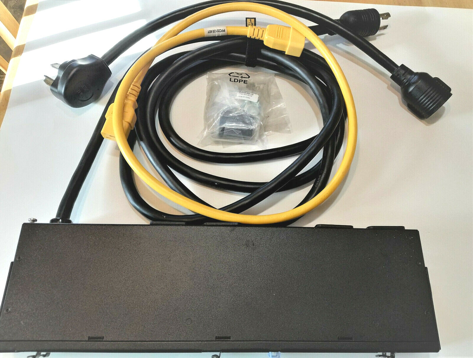 DELL 6031 (J542N). L6-30 TO 4x C19. 30A RACKMOUNT PDU. W/ CABLES. USA SELLER.