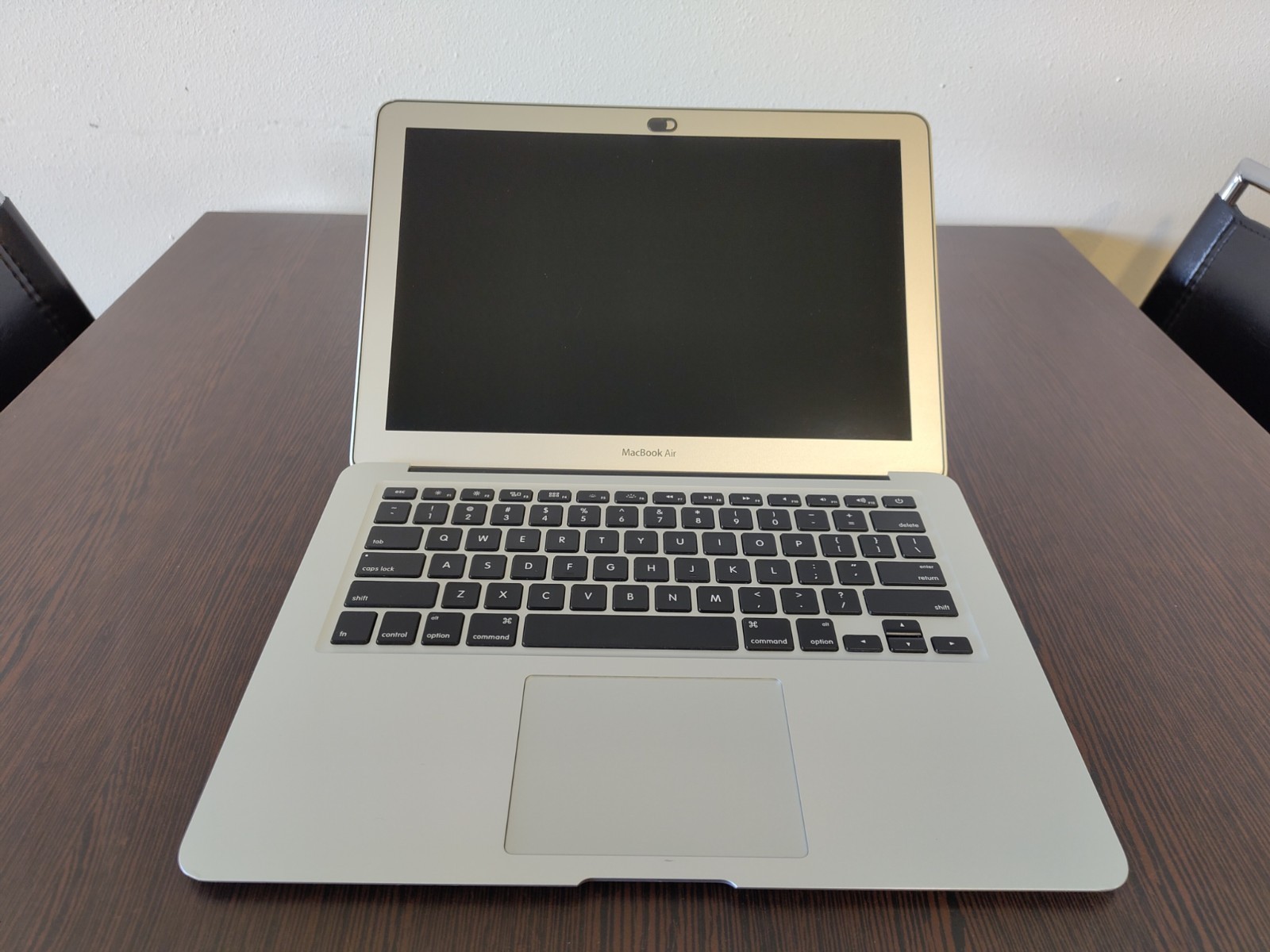 Apple MacBook Air 13.3” 2017 (256GB SSD, Intel Core i5 5th Gen 1.8GHz, 8GB RAM)